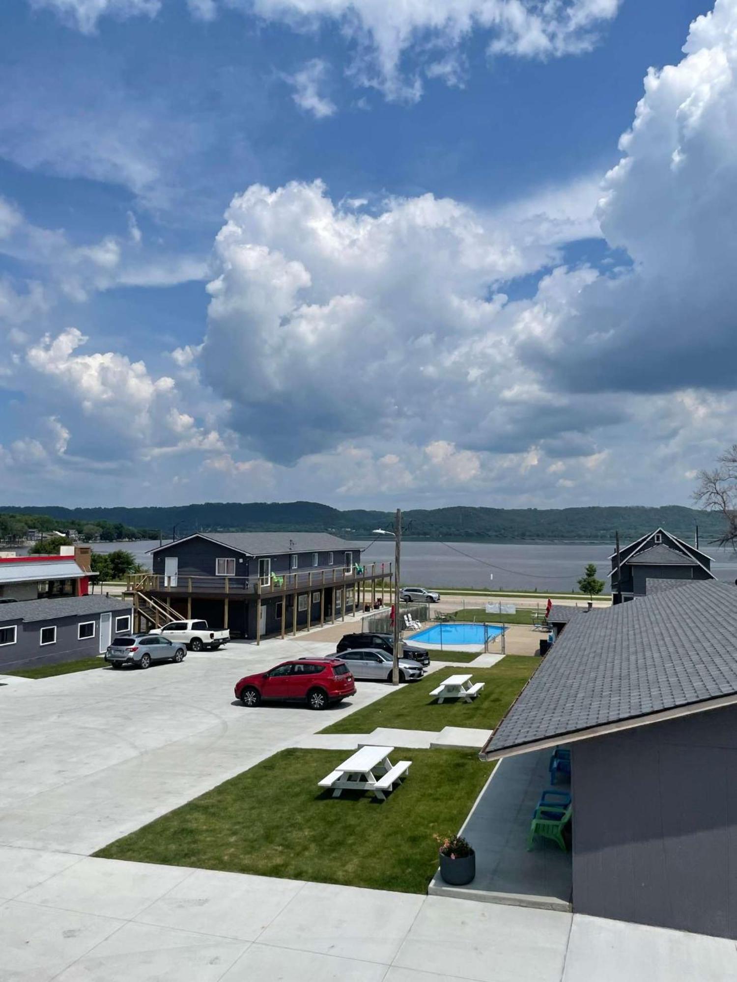 3 Bedroom Condo With Lake Pepin Views With Access To Shared Outdoor Pool Lake City Extérieur photo